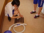 尚志高校生のボランティア　エアコンフィルター清掃